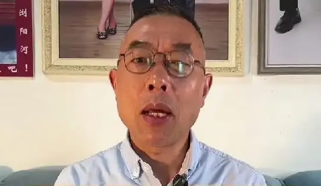 Ông bố tìm thấy con mất tích sau 22 năm ròng rã, phản ứng của con trai gây sốc
