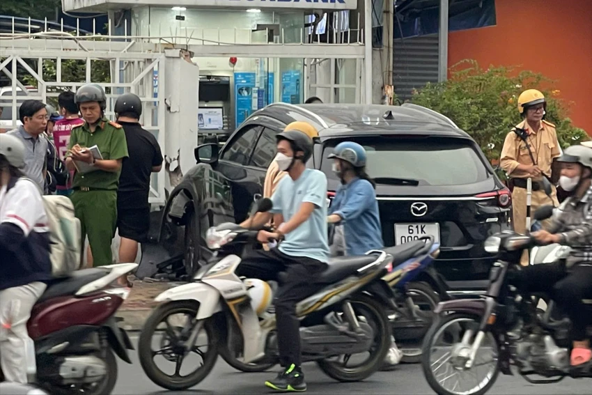 Ô tô mất lái tông hàng loạt xe máy ở TP Hồ Chí Minh, nhiều người bị thương