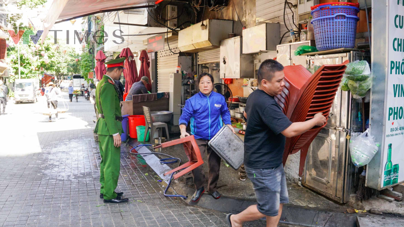 Phố cổ Hà Nội gọn gàng hơn khi đồng loạt dẹp mái che, trả lại vỉa hè