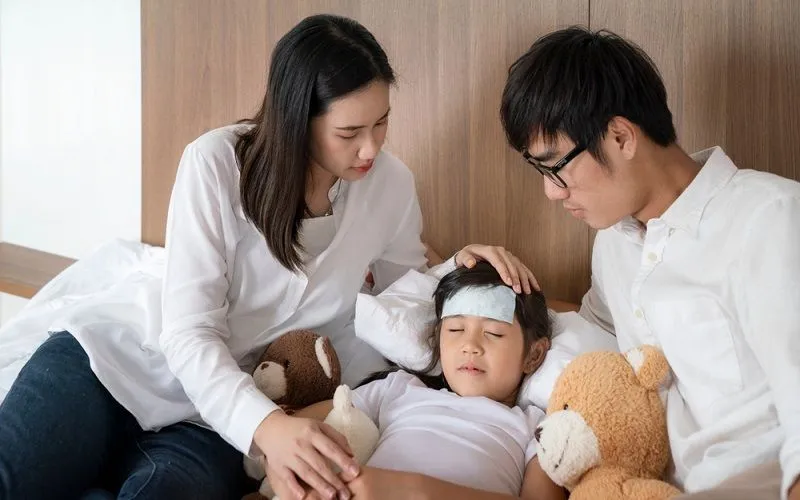 Cha mẹ tham gia BHXH bắt buộc được nghỉ chăm con ốm tới 20 ngày/năm