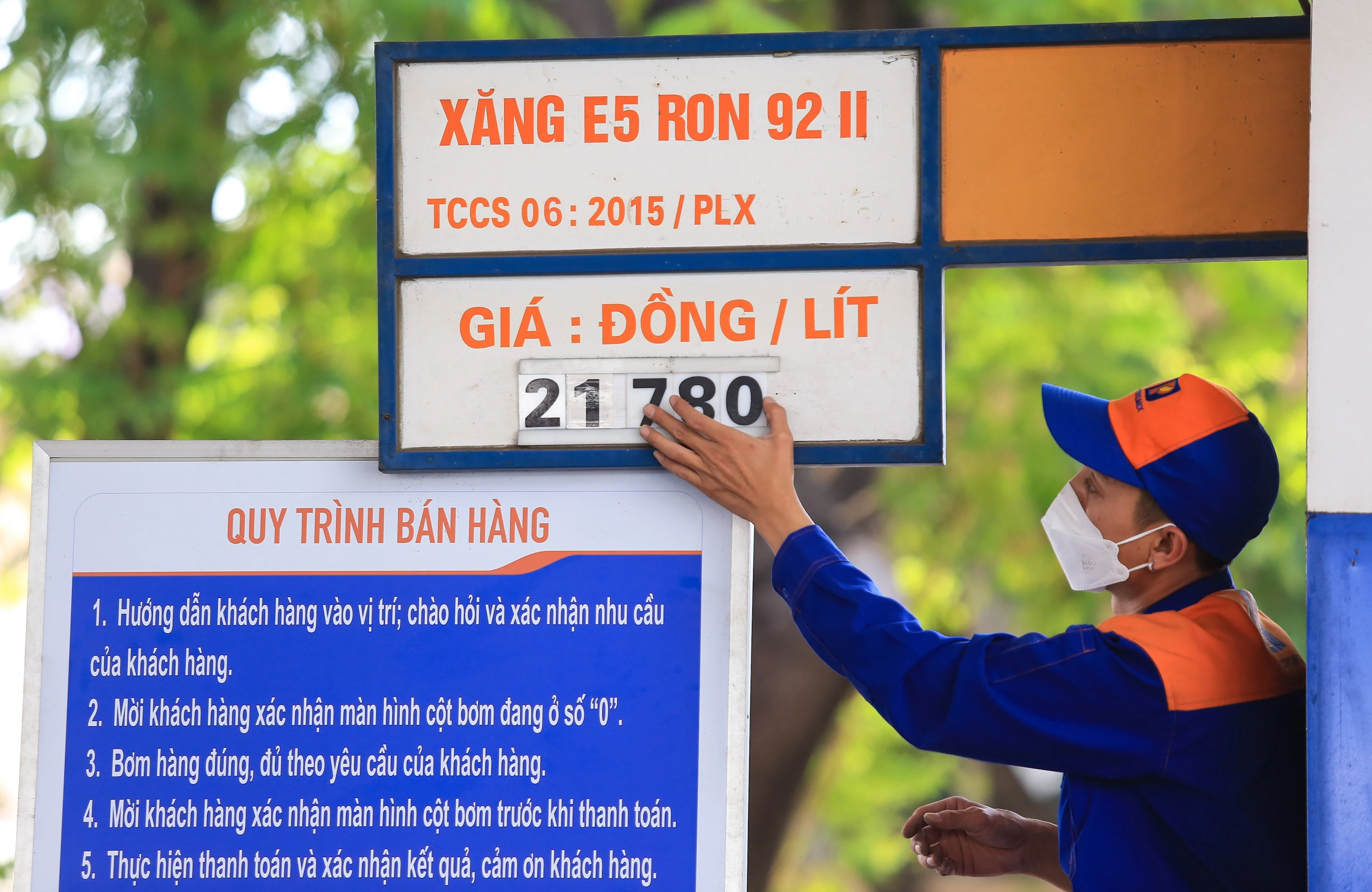 Giá xăng hôm nay có thể tiếp tục giảm hơn 500 đồng/lít