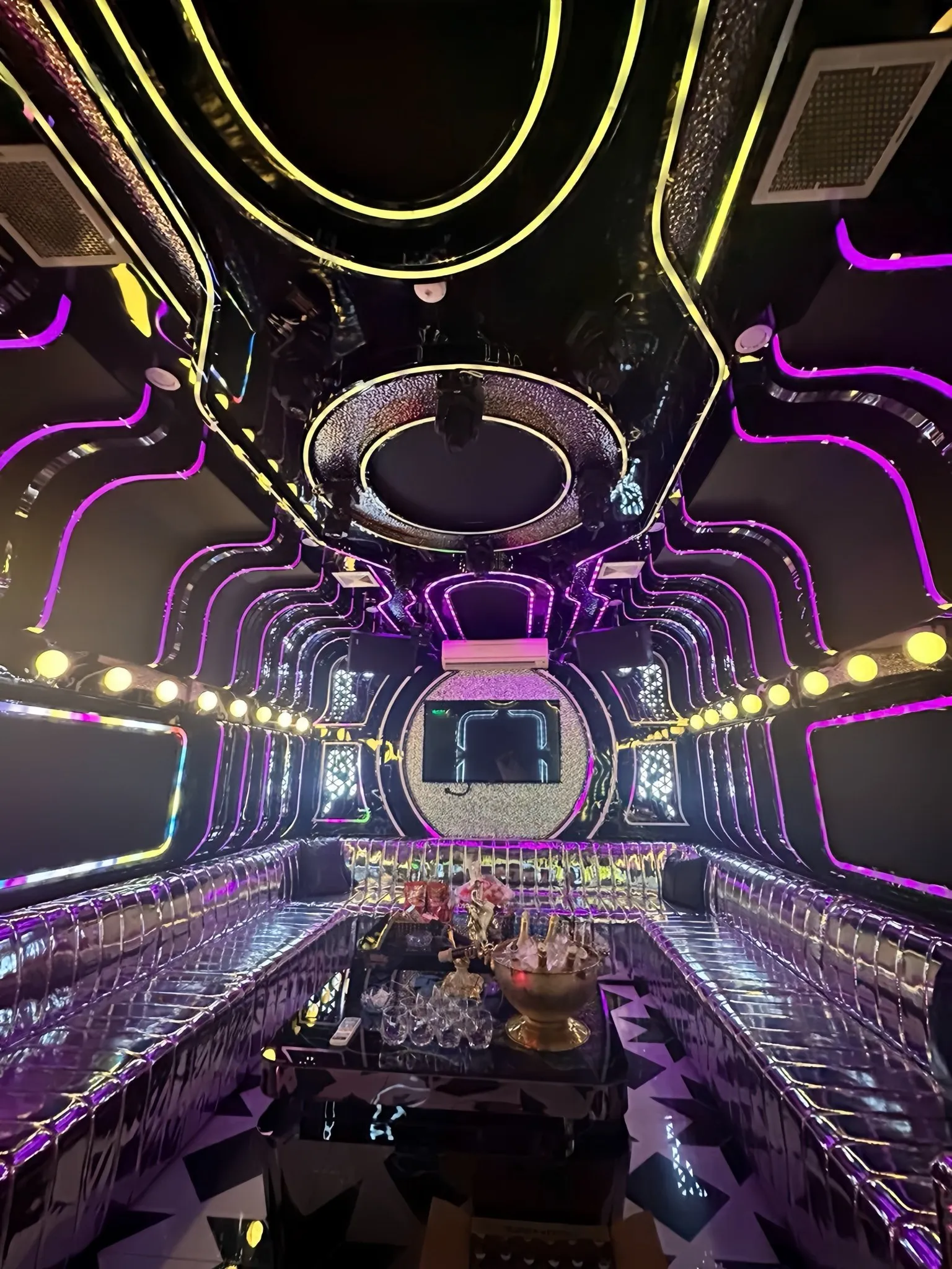 Một đêm ở Karaoke Paris Linh Đàm: Không gian đẳng cấp, âm nhạc bùng nổ và dịch vụ tận tâm